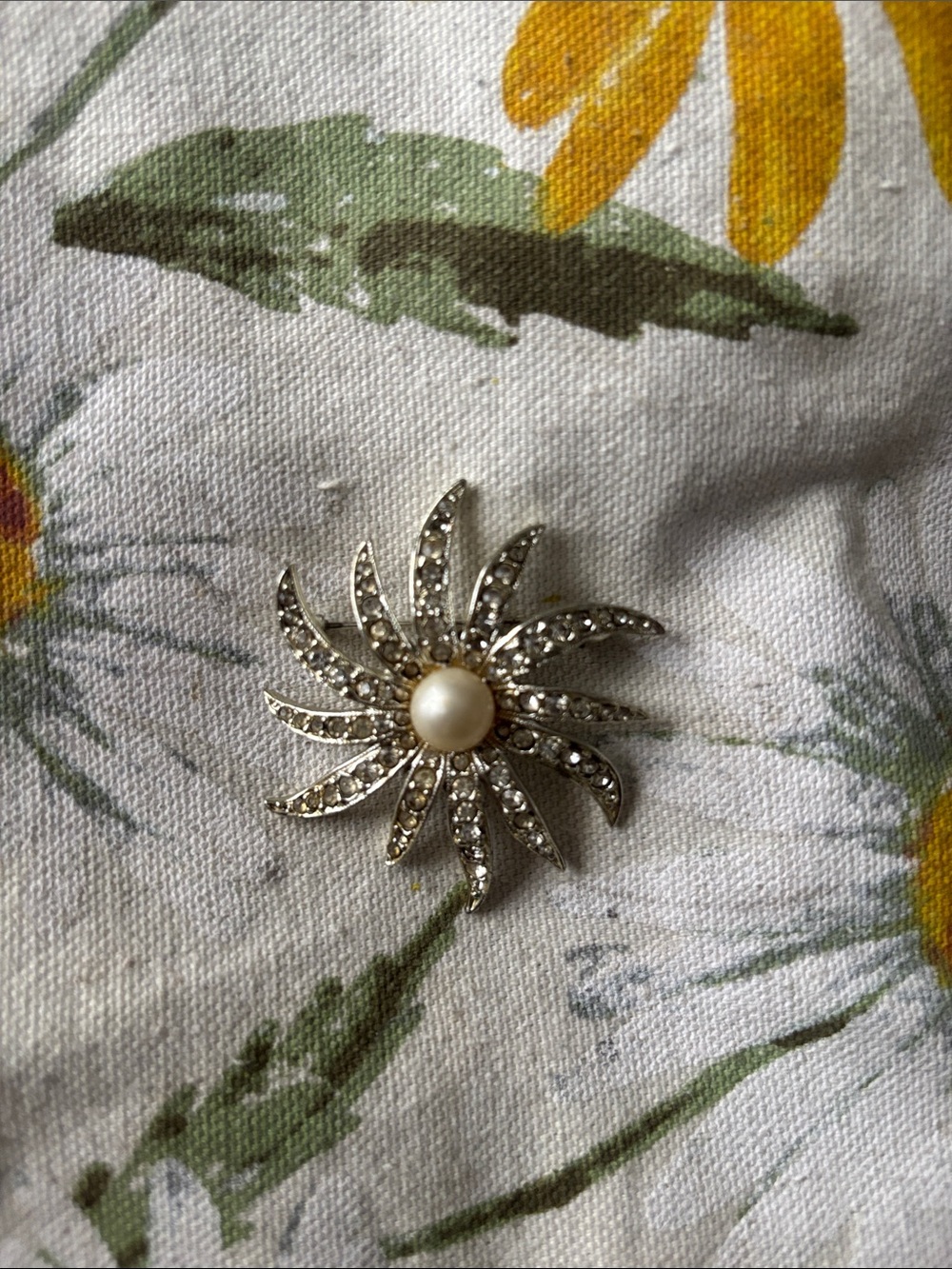 Vintage-Inspired Pearl and Crystal Sunburst Brooch - Silver Tone